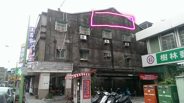 樹林保安街一段房子外牆出租旁邊是郵局大馬路